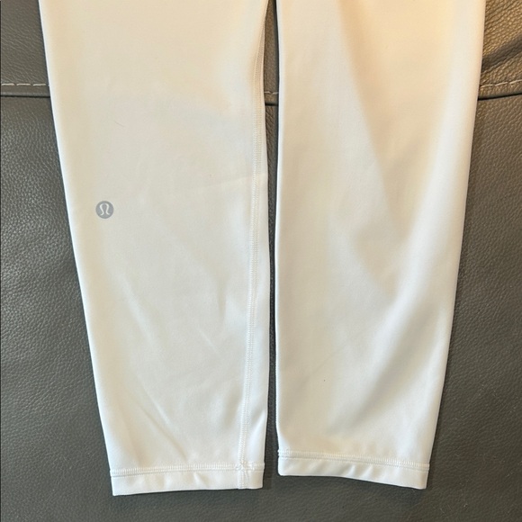 Lululemon Aerobic High-Rise 24” Tight White Leggings. Size 6 - Picture 7 of 8